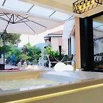 Wow Mega Jacuzzi Overlooking The Sea In The Center *