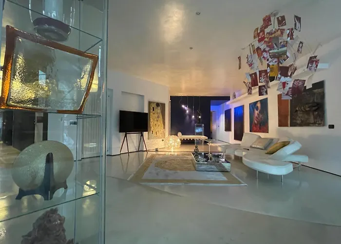 Wow Mega Jacuzzi Overlooking The Sea In The Center