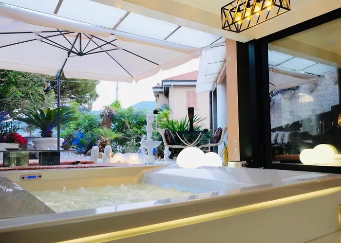 Wow Mega Jacuzzi Overlooking The Sea In The Center *